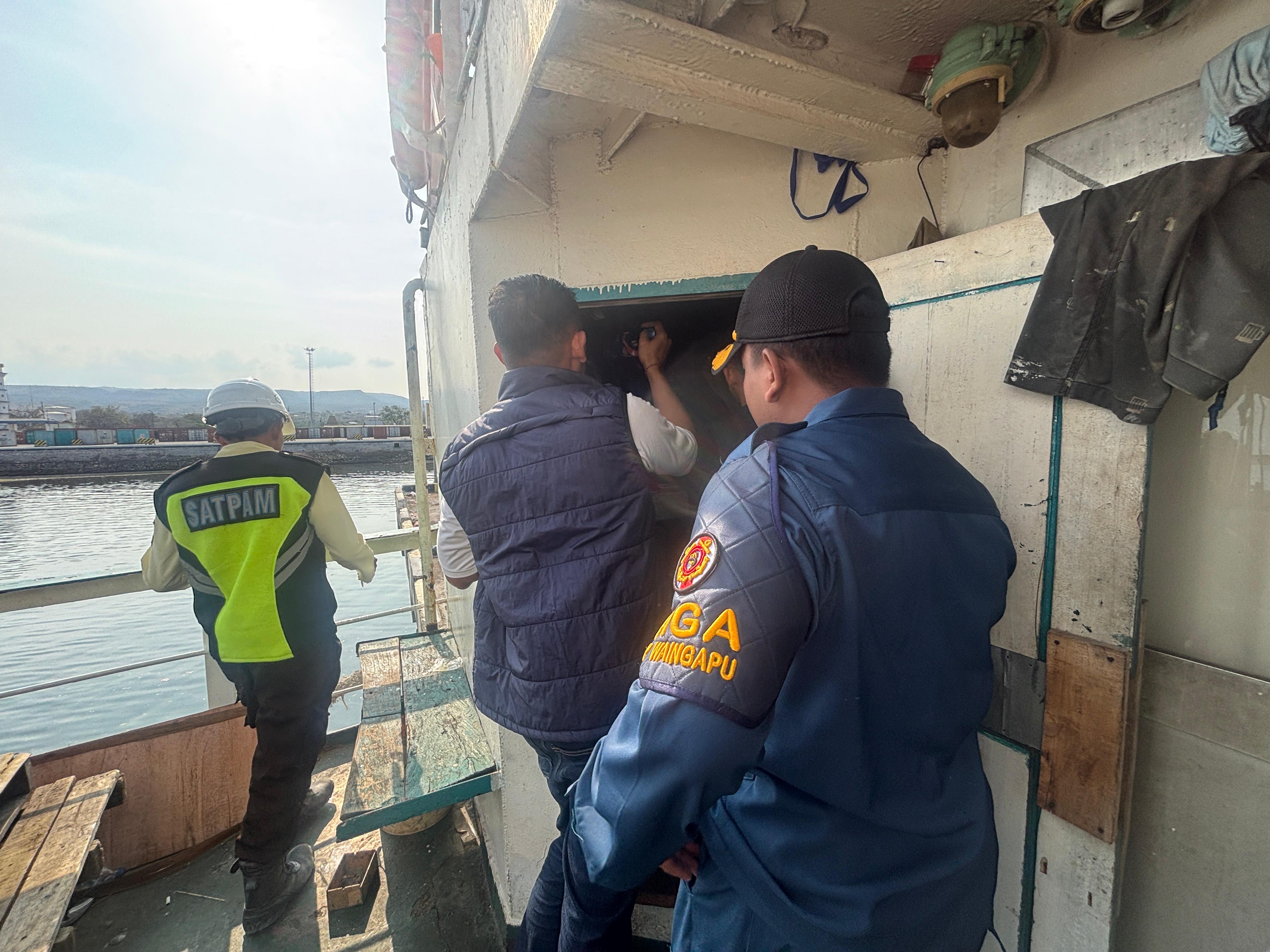 KSOP Waingapu Bersama Satnarkoba Polres Sumba Timur dan Pelindo Sosialisasikan Bahaya Narkoba serta Periksa Barang Bawaan ABK KM. Shelly Indah